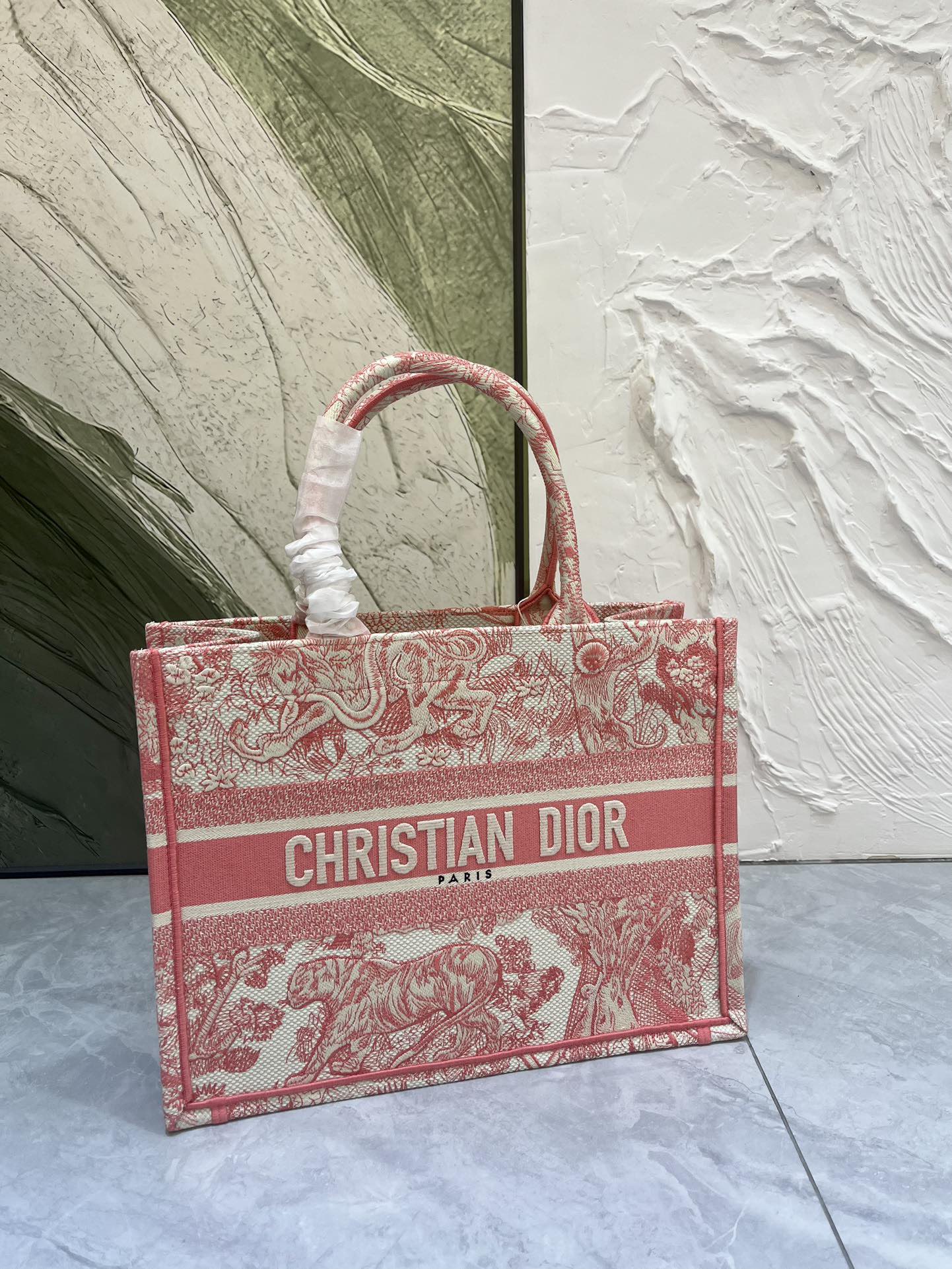 老虎系列Book Tote 手袋由 Dior 女装创意总监玛丽亚·嘉茜娅·蔻丽 (Maria Grazi 老虎系列Book Tote 手袋由 Dior 女装创意总监玛丽亚·嘉茜娅·蔻丽 (Maria Grazi