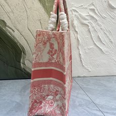 老虎系列Book Tote 手袋由 Dior 女装创意总监玛丽亚·嘉茜娅·蔻丽 (Maria Grazi 老虎系列Book Tote 手袋由 Dior 女装创意总监玛丽亚·嘉茜娅·蔻丽 (Maria Grazi
