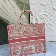 老虎系列Book Tote 手袋由 Dior 女装创意总监玛丽亚·嘉茜娅·蔻丽 (Maria Grazi 老虎系列Book Tote 手袋由 Dior 女装创意总监玛丽亚·嘉茜娅·蔻丽 (Maria Grazi
