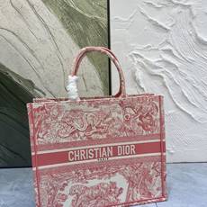 老虎系列Book Tote 手袋由 Dior 女装创意总监玛丽亚·嘉茜娅·蔻丽 (Maria Grazi 老虎系列Book Tote 手袋由 Dior 女装创意总监玛丽亚·嘉茜娅·蔻丽 (Maria Grazi