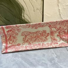 老虎系列Book Tote 手袋由 Dior 女装创意总监玛丽亚·嘉茜娅·蔻丽 (Maria Grazi 老虎系列Book Tote 手袋由 Dior 女装创意总监玛丽亚·嘉茜娅·蔻丽 (Maria Grazi