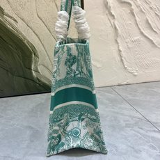 老虎系列Book Tote 手袋由 Dior 女装创意总监玛丽亚·嘉茜娅·蔻丽 (Maria Grazi 老虎系列Book Tote 手袋由 Dior 女装创意总监玛丽亚·嘉茜娅·蔻丽 (Maria Grazi