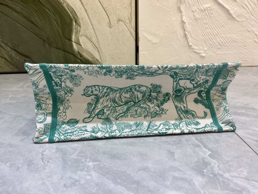 老虎系列Book Tote 手袋由 Dior 女装创意总监玛丽亚·嘉茜娅·蔻丽 (Maria Grazi 老虎系列Book Tote 手袋由 Dior 女装创意总监玛丽亚·嘉茜娅·蔻丽 (Maria Grazi
