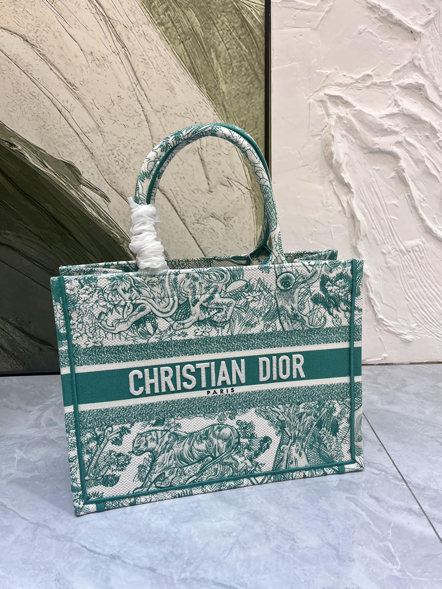 老虎系列Book Tote 手袋由 Dior 女装创意总监玛丽亚·嘉茜娅·蔻丽 (Maria Grazi 老虎系列Book Tote 手袋由 Dior 女装创意总监玛丽亚·嘉茜娅·蔻丽 (Maria Grazi