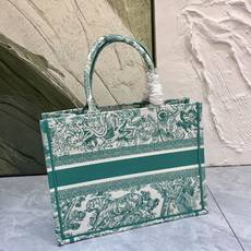 老虎系列Book Tote 手袋由 Dior 女装创意总监玛丽亚·嘉茜娅·蔻丽 (Maria Grazi 老虎系列Book Tote 手袋由 Dior 女装创意总监玛丽亚·嘉茜娅·蔻丽 (Maria Grazi