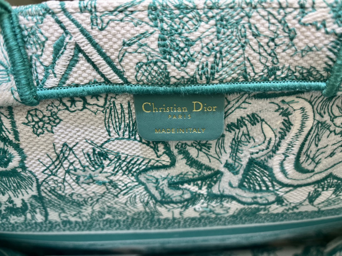 老虎系列Book Tote 手袋由 Dior 女装创意总监玛丽亚·嘉茜娅·蔻丽 (Maria Grazi