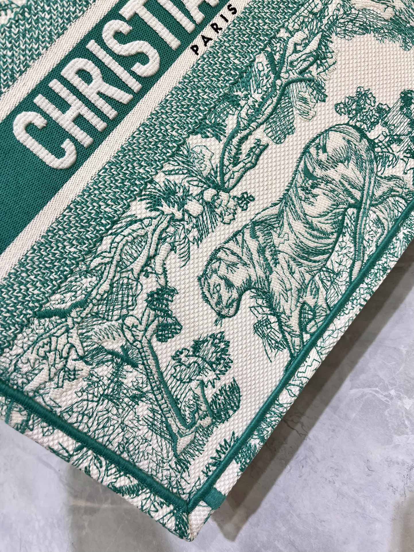 老虎系列Book Tote 手袋由 Dior 女装创意总监玛丽亚·嘉茜娅·蔻丽 (Maria Grazi