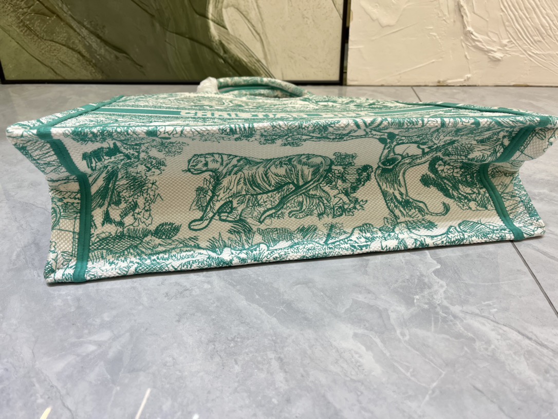 老虎系列Book Tote 手袋由 Dior 女装创意总监玛丽亚·嘉茜娅·蔻丽 (Maria Grazi