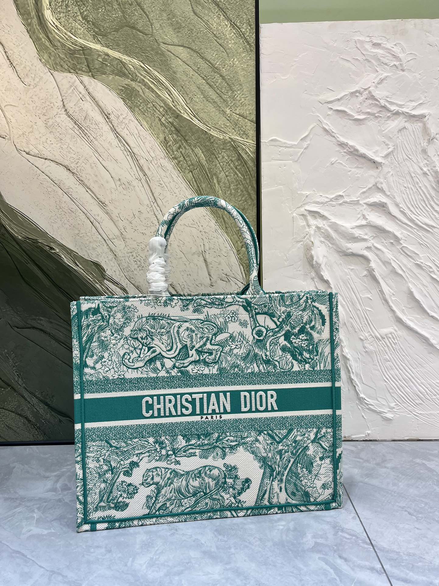老虎系列Book Tote 手袋由 Dior 女装创意总监玛丽亚·嘉茜娅·蔻丽 (Maria Grazi