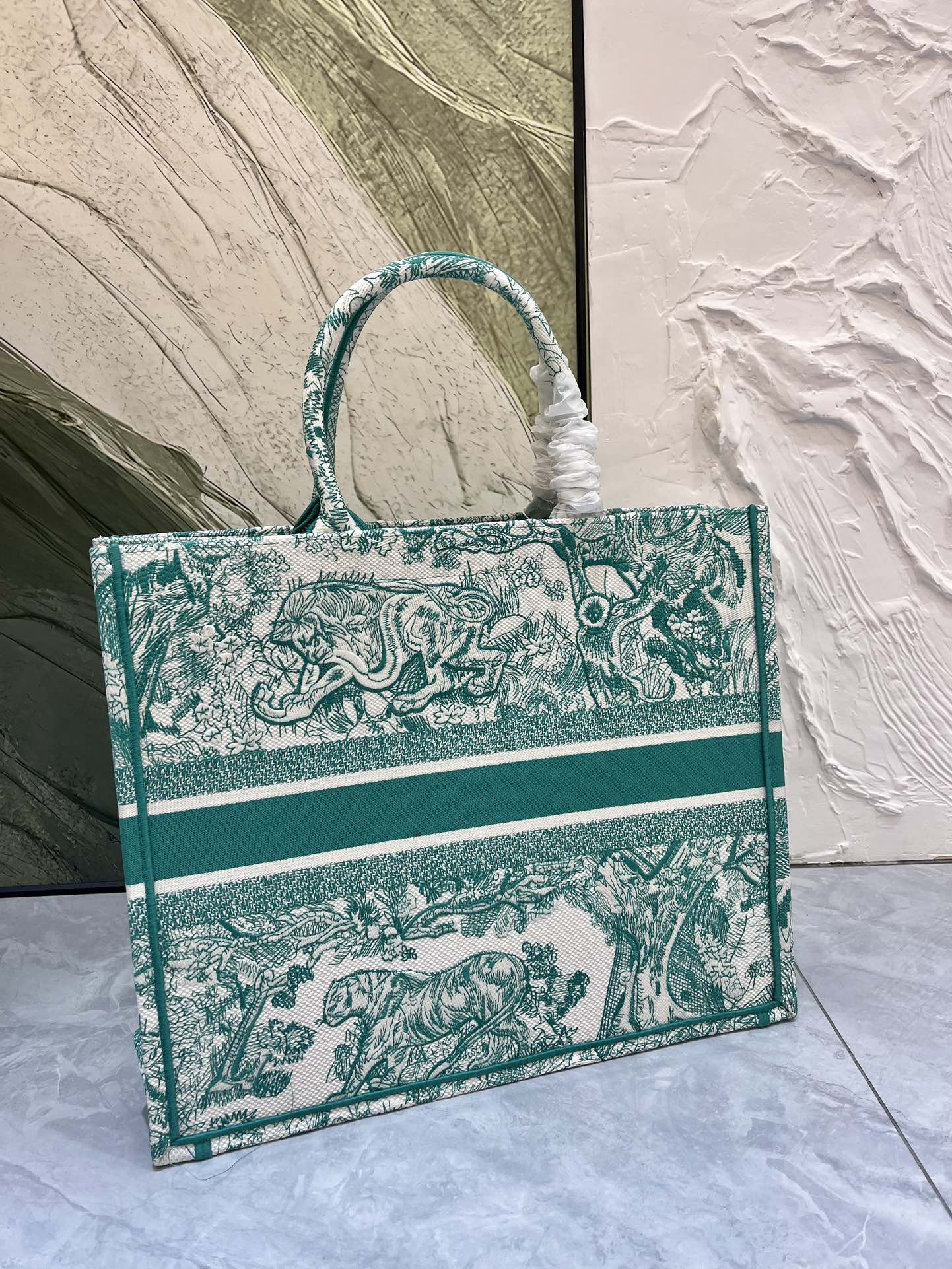 老虎系列Book Tote 手袋由 Dior 女装创意总监玛丽亚·嘉茜娅·蔻丽 (Maria Grazi