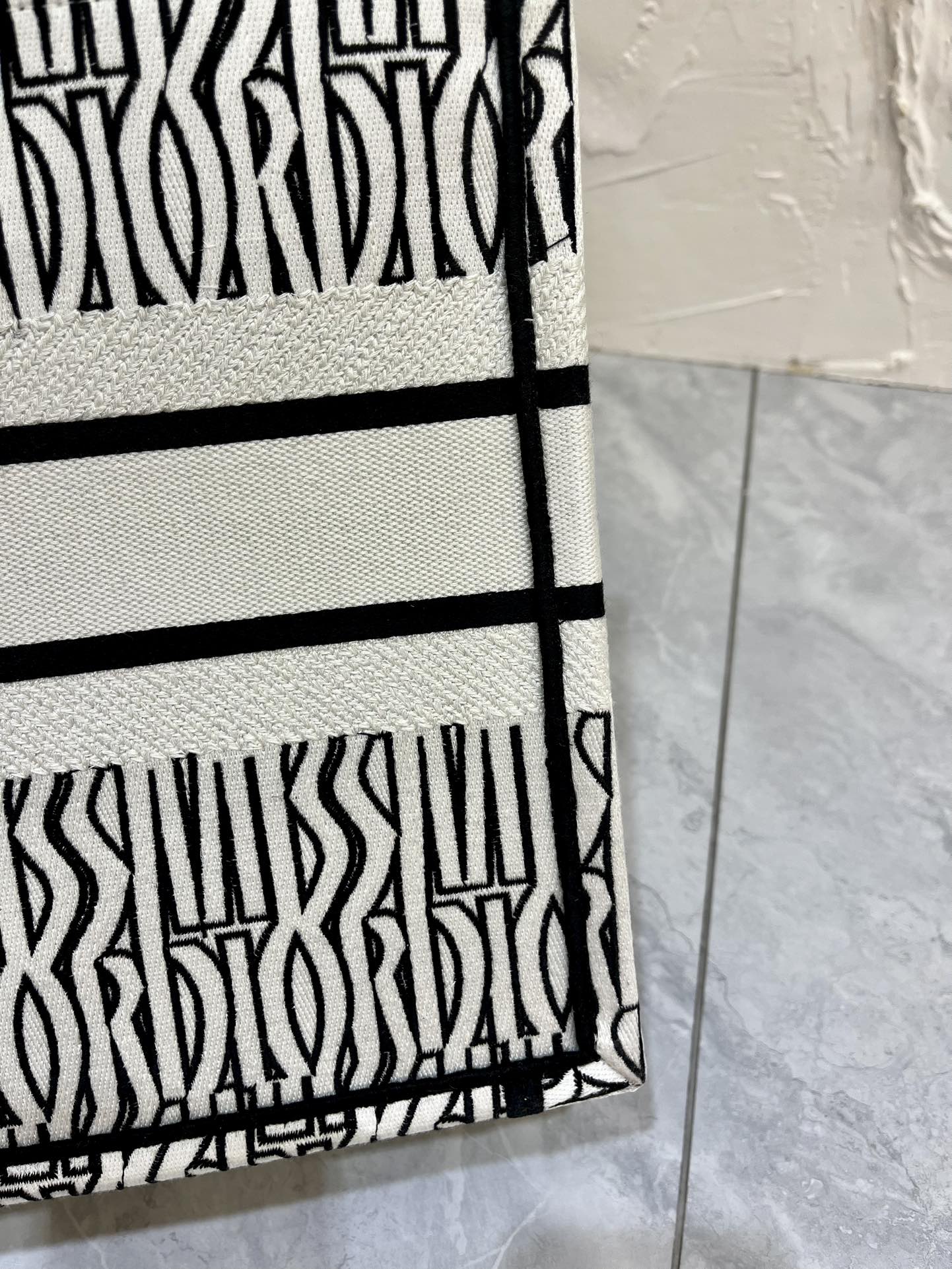 Book Tote 手袋由 Dior 女装创意总监玛丽亚·嘉茜娅·蔻丽 (Maria Grazia Ch Book Tote 手袋由 Dior 女装创意总监玛丽亚·嘉茜娅·蔻丽 (Maria Grazia Ch