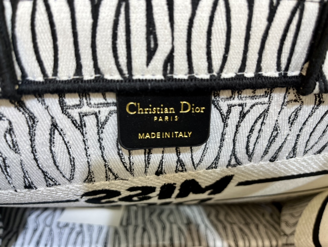 Book Tote 手袋由 Dior 女装创意总监玛丽亚·嘉茜娅·蔻丽 (Maria Grazia Ch Book Tote 手袋由 Dior 女装创意总监玛丽亚·嘉茜娅·蔻丽 (Maria Grazia Ch