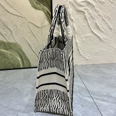 Book Tote 手袋由 Dior 女装创意总监玛丽亚·嘉茜娅·蔻丽 (Maria Grazia Ch Book Tote 手袋由 Dior 女装创意总监玛丽亚·嘉茜娅·蔻丽 (Maria Grazia Ch