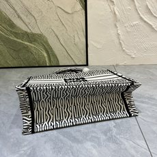 Book Tote 手袋由 Dior 女装创意总监玛丽亚·嘉茜娅·蔻丽 (Maria Grazia Ch Book Tote 手袋由 Dior 女装创意总监玛丽亚·嘉茜娅·蔻丽 (Maria Grazia Ch