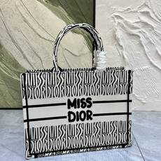 Book Tote 手袋由 Dior 女装创意总监玛丽亚·嘉茜娅·蔻丽 (Maria Grazia Ch Book Tote 手袋由 Dior 女装创意总监玛丽亚·嘉茜娅·蔻丽 (Maria Grazia Ch