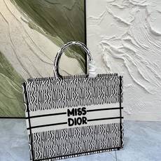 Book Tote 手袋由 Dior 女装创意总监玛丽亚·嘉茜娅·蔻丽 (Maria Grazia Ch Book Tote 手袋由 Dior 女装创意总监玛丽亚·嘉茜娅·蔻丽 (Maria Grazia Ch