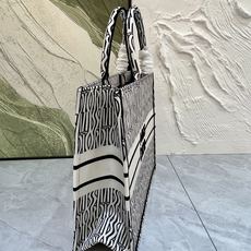 Book Tote 手袋由 Dior 女装创意总监玛丽亚·嘉茜娅·蔻丽 (Maria Grazia Ch Book Tote 手袋由 Dior 女装创意总监玛丽亚·嘉茜娅·蔻丽 (Maria Grazia Ch