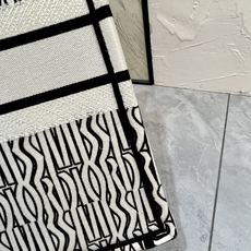 Book Tote 手袋由 Dior 女装创意总监玛丽亚·嘉茜娅·蔻丽 (Maria Grazia Ch Book Tote 手袋由 Dior 女装创意总监玛丽亚·嘉茜娅·蔻丽 (Maria Grazia Ch