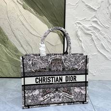 Book Tote 手袋由 Dior 女装创意总监玛丽亚·嘉茜娅·蔻丽 (Maria Grazia Ch Book Tote 手袋由 Dior 女装创意总监玛丽亚·嘉茜娅·蔻丽 (Maria Grazia Ch