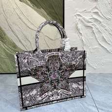 Book Tote 手袋由 Dior 女装创意总监玛丽亚·嘉茜娅·蔻丽 (Maria Grazia Ch Book Tote 手袋由 Dior 女装创意总监玛丽亚·嘉茜娅·蔻丽 (Maria Grazia Ch