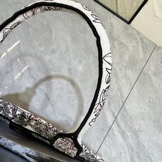 Book Tote 手袋由 Dior 女装创意总监玛丽亚·嘉茜娅·蔻丽 (Maria Grazia Ch Book Tote 手袋由 Dior 女装创意总监玛丽亚·嘉茜娅·蔻丽 (Maria Grazia Ch