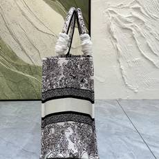 Book Tote 手袋由 Dior 女装创意总监玛丽亚·嘉茜娅·蔻丽 (Maria Grazia Ch Book Tote 手袋由 Dior 女装创意总监玛丽亚·嘉茜娅·蔻丽 (Maria Grazia Ch