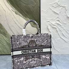 Book Tote 手袋由 Dior 女装创意总监玛丽亚·嘉茜娅·蔻丽 (Maria Grazia Ch Book Tote 手袋由 Dior 女装创意总监玛丽亚·嘉茜娅·蔻丽 (Maria Grazia Ch