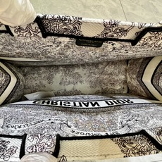 Book Tote 手袋由 Dior 女装创意总监玛丽亚·嘉茜娅·蔻丽 (Maria Grazia Ch Book Tote 手袋由 Dior 女装创意总监玛丽亚·嘉茜娅·蔻丽 (Maria Grazia Ch