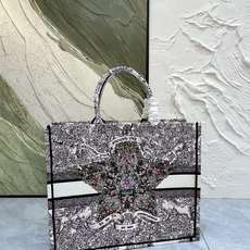 Book Tote 手袋由 Dior 女装创意总监玛丽亚·嘉茜娅·蔻丽 (Maria Grazia Ch Book Tote 手袋由 Dior 女装创意总监玛丽亚·嘉茜娅·蔻丽 (Maria Grazia Ch
