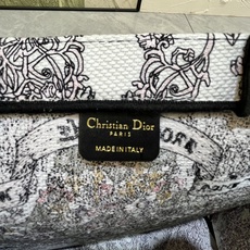 Book Tote 手袋由 Dior 女装创意总监玛丽亚·嘉茜娅·蔻丽 (Maria Grazia Ch Book Tote 手袋由 Dior 女装创意总监玛丽亚·嘉茜娅·蔻丽 (Maria Grazia Ch