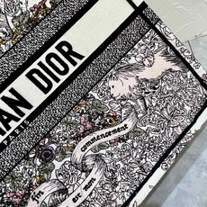 Book Tote 手袋由 Dior 女装创意总监玛丽亚·嘉茜娅·蔻丽 (Maria Grazia Ch Book Tote 手袋由 Dior 女装创意总监玛丽亚·嘉茜娅·蔻丽 (Maria Grazia Ch