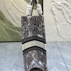 Book Tote 手袋由 Dior 女装创意总监玛丽亚·嘉茜娅·蔻丽 (Maria Grazia Ch Book Tote 手袋由 Dior 女装创意总监玛丽亚·嘉茜娅·蔻丽 (Maria Grazia Ch
