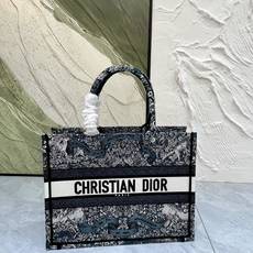 Book Tote 手袋由 Dior 女装创意总监玛丽亚·嘉茜娅·蔻丽 (Maria Grazia Ch Book Tote 手袋由 Dior 女装创意总监玛丽亚·嘉茜娅·蔻丽 (Maria Grazia Ch