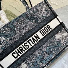 Book Tote 手袋由 Dior 女装创意总监玛丽亚·嘉茜娅·蔻丽 (Maria Grazia Ch Book Tote 手袋由 Dior 女装创意总监玛丽亚·嘉茜娅·蔻丽 (Maria Grazia Ch