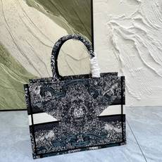 Book Tote 手袋由 Dior 女装创意总监玛丽亚·嘉茜娅·蔻丽 (Maria Grazia Ch Book Tote 手袋由 Dior 女装创意总监玛丽亚·嘉茜娅·蔻丽 (Maria Grazia Ch