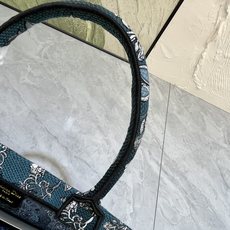 Book Tote 手袋由 Dior 女装创意总监玛丽亚·嘉茜娅·蔻丽 (Maria Grazia Ch Book Tote 手袋由 Dior 女装创意总监玛丽亚·嘉茜娅·蔻丽 (Maria Grazia Ch