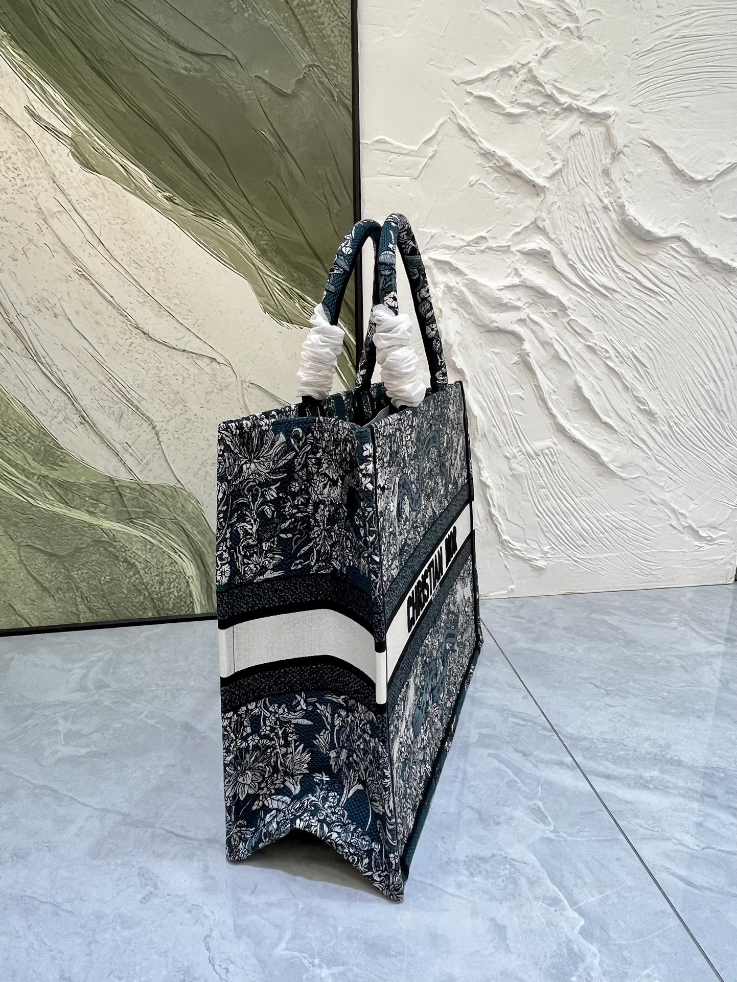 Book Tote 手袋由 Dior 女装创意总监玛丽亚·嘉茜娅·蔻丽 (Maria Grazia Ch Book Tote 手袋由 Dior 女装创意总监玛丽亚·嘉茜娅·蔻丽 (Maria Grazia Ch