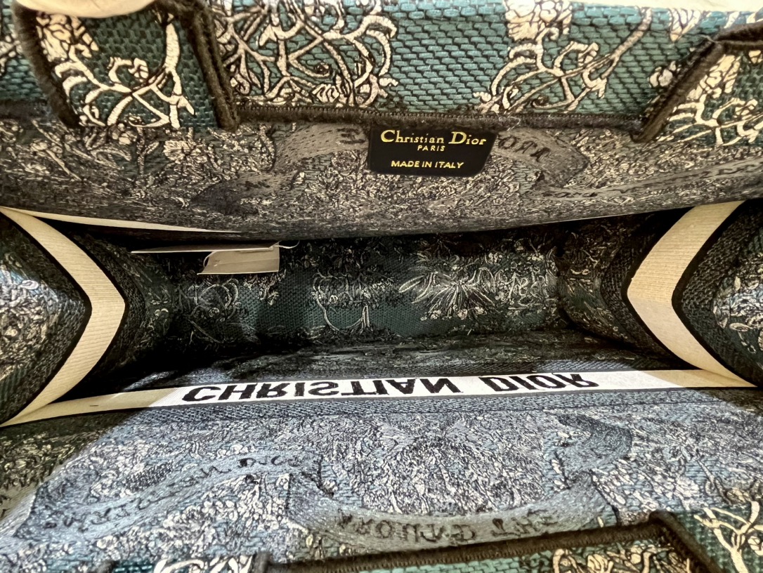 Book Tote 手袋由 Dior 女装创意总监玛丽亚·嘉茜娅·蔻丽 (Maria Grazia Ch Book Tote 手袋由 Dior 女装创意总监玛丽亚·嘉茜娅·蔻丽 (Maria Grazia Ch