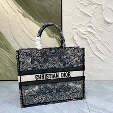 Book Tote 手袋由 Dior 女装创意总监玛丽亚·嘉茜娅·蔻丽 (Maria Grazia Ch Book Tote 手袋由 Dior 女装创意总监玛丽亚·嘉茜娅·蔻丽 (Maria Grazia Ch