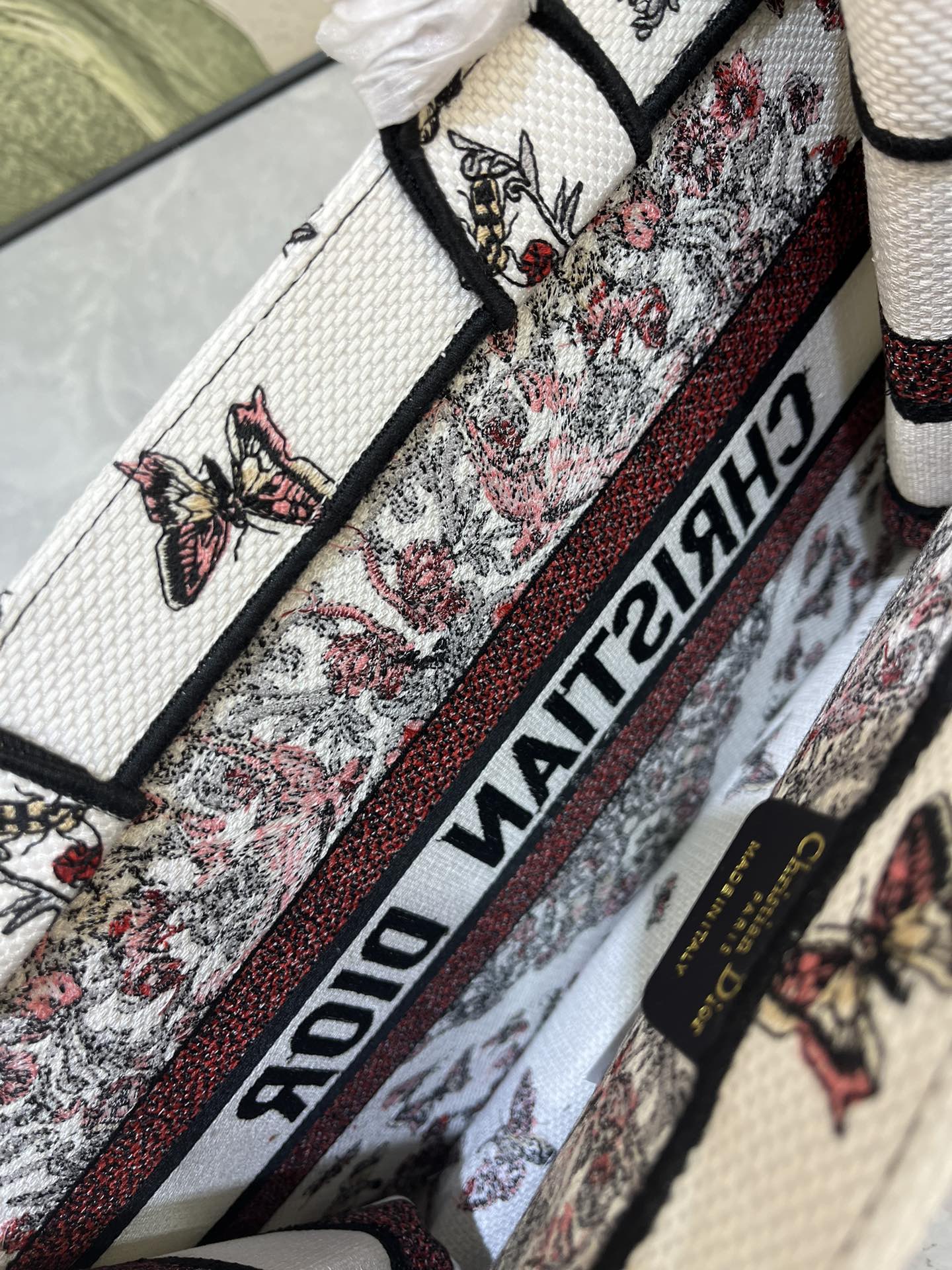 Book Tote 手袋由 Dior 女装创意总监玛丽亚·嘉茜娅·蔻丽 (Maria Grazia Ch