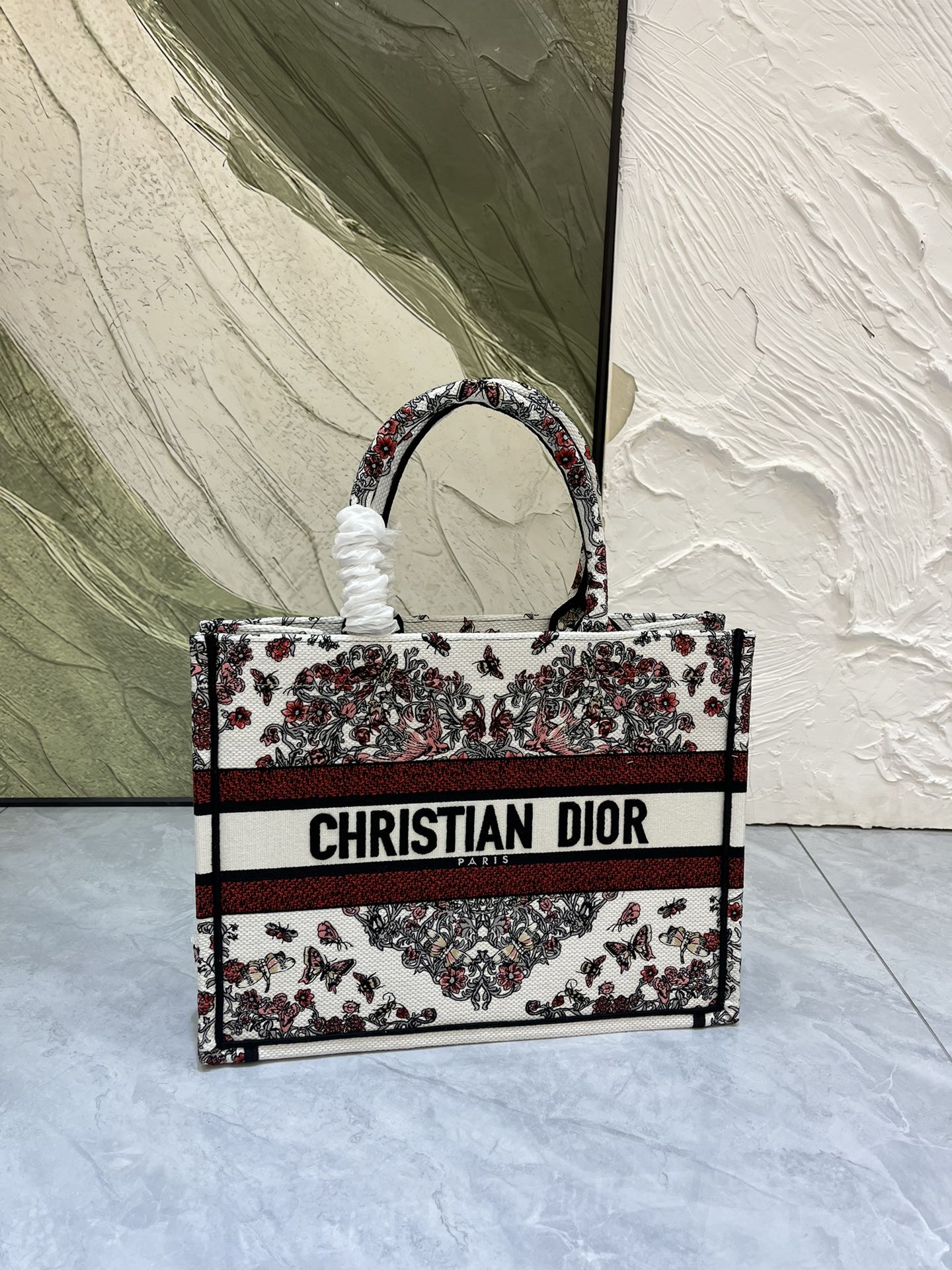 Book Tote 手袋由 Dior 女装创意总监玛丽亚·嘉茜娅·蔻丽 (Maria Grazia Ch