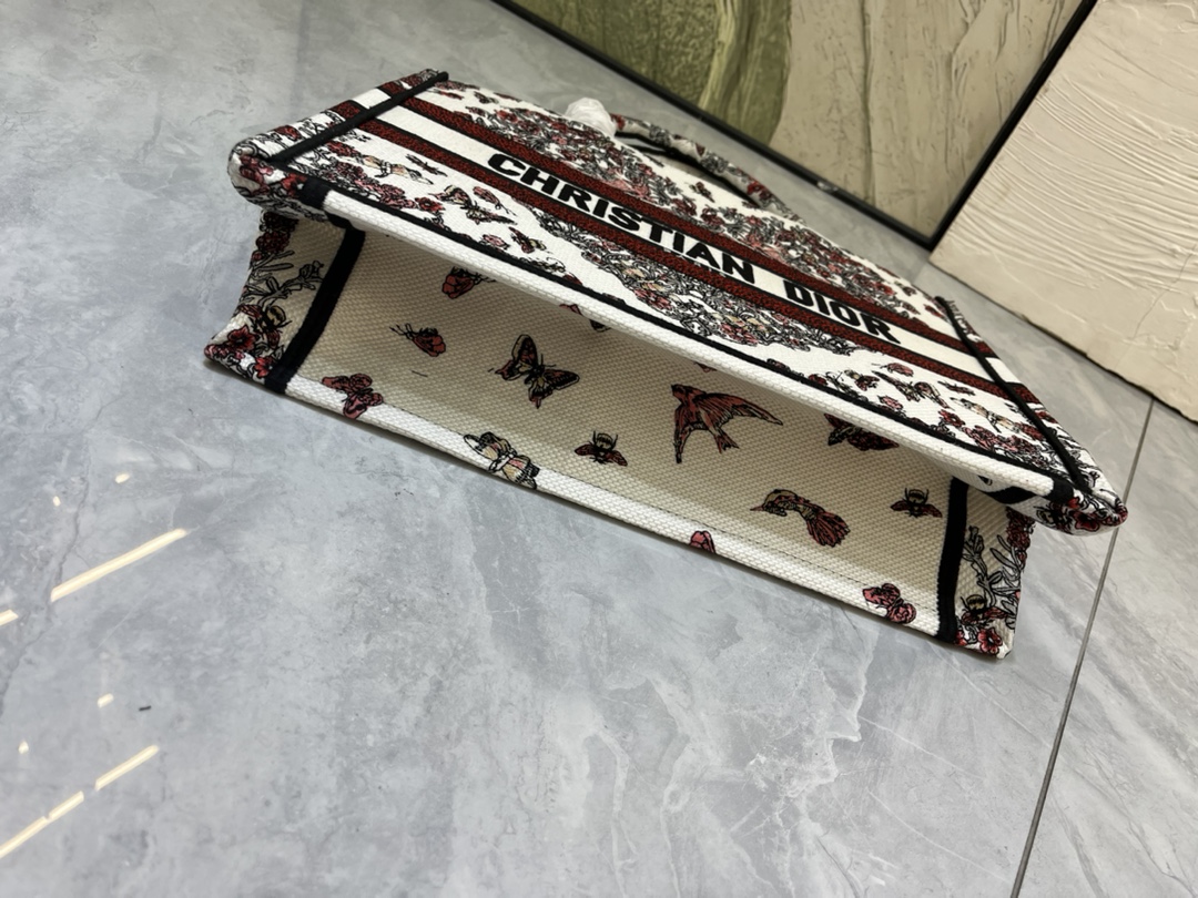 Book Tote 手袋由 Dior 女装创意总监玛丽亚·嘉茜娅·蔻丽 (Maria Grazia Ch