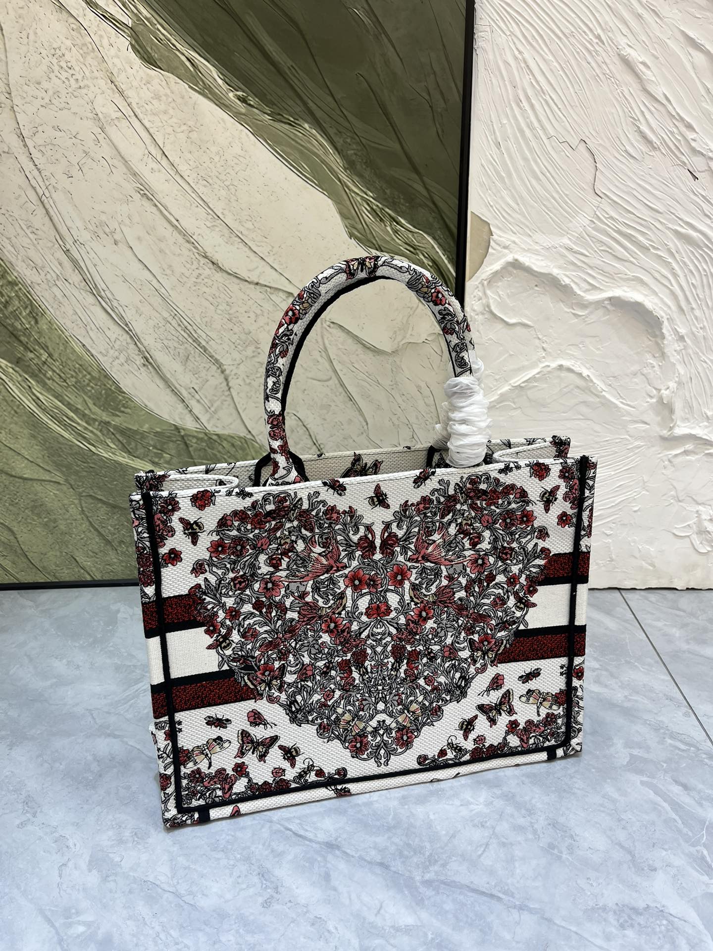 Book Tote 手袋由 Dior 女装创意总监玛丽亚·嘉茜娅·蔻丽 (Maria Grazia Ch