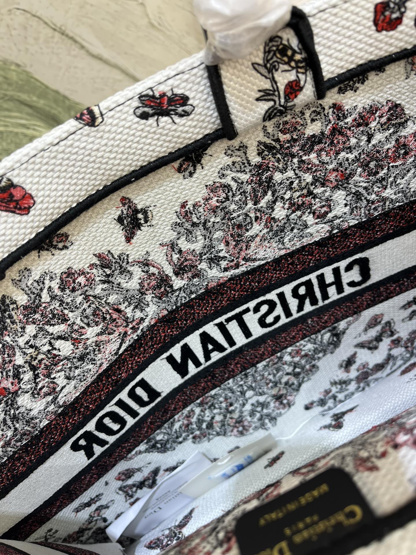 Book Tote 手袋由 Dior 女装创意总监玛丽亚·嘉茜娅·蔻丽 (Maria Grazia Ch