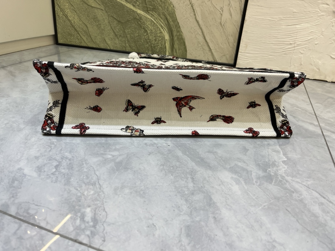 Book Tote 手袋由 Dior 女装创意总监玛丽亚·嘉茜娅·蔻丽 (Maria Grazia Ch