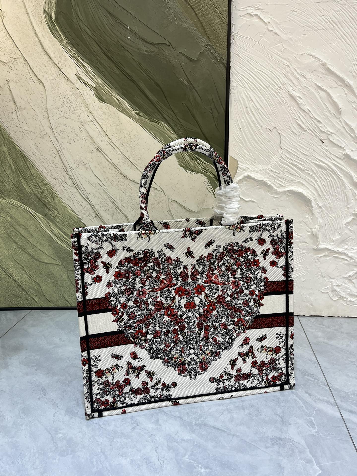 Book Tote 手袋由 Dior 女装创意总监玛丽亚·嘉茜娅·蔻丽 (Maria Grazia Ch