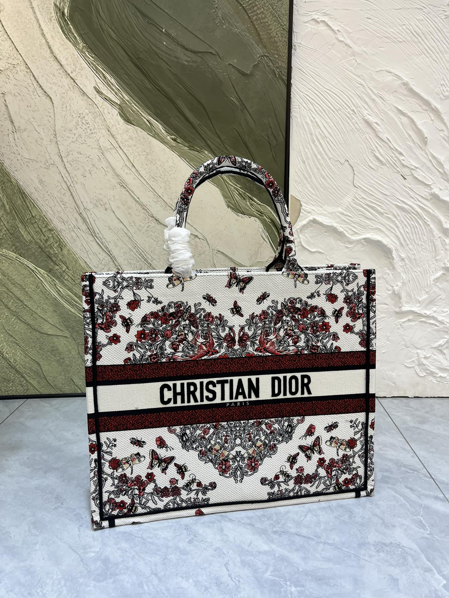 Book Tote 手袋由 Dior 女装创意总监玛丽亚·嘉茜娅·蔻丽 (Maria Grazia Ch