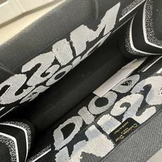 Book Tote 手袋由 Dior 女装创意总监玛丽亚·嘉茜娅·蔻丽 (Maria Grazia Ch Book Tote 手袋由 Dior 女装创意总监玛丽亚·嘉茜娅·蔻丽 (Maria Grazia Ch