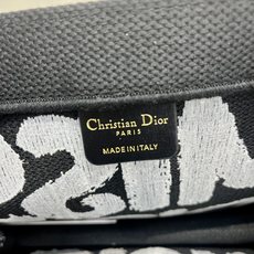 Book Tote 手袋由 Dior 女装创意总监玛丽亚·嘉茜娅·蔻丽 (Maria Grazia Ch Book Tote 手袋由 Dior 女装创意总监玛丽亚·嘉茜娅·蔻丽 (Maria Grazia Ch