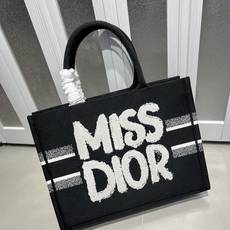 Book Tote 手袋由 Dior 女装创意总监玛丽亚·嘉茜娅·蔻丽 (Maria Grazia Ch Book Tote 手袋由 Dior 女装创意总监玛丽亚·嘉茜娅·蔻丽 (Maria Grazia Ch